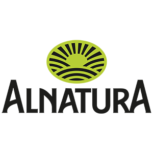 Alnatura Logo mit fetten schwarzen Buchstaben und einer grünen, stilisierten Sonne mit Strahlen über einem Feld im Hintergrund.