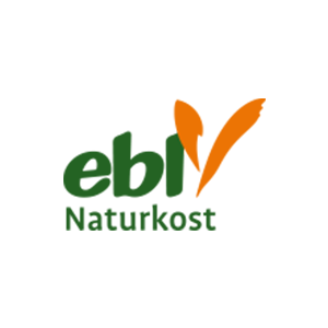 Logo mit dem Schriftzug ebl Naturkost in Grün, mit einer orangefarbenen, karierten Grafik über dem l in ebl auf hellgrauem Hintergrund.