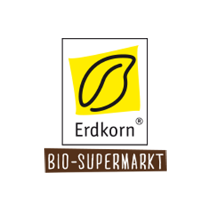 Logo von Erdkorn Bio-Supermarkt mit einem stilisierten gelben und schwarzen Blatt über dem Wort "Erdkorn" und einem braunen rechteckigen Banner mit "BIO-SUPERMARKT" in weißen Großbuchstaben darunter.