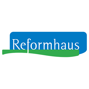 Logo mit dem Wort Reformhaus in weißer Schrift auf blauem Hintergrund, über einer grünen geschwungenen Linie, alles vor einem hellgrauen Hintergrund.