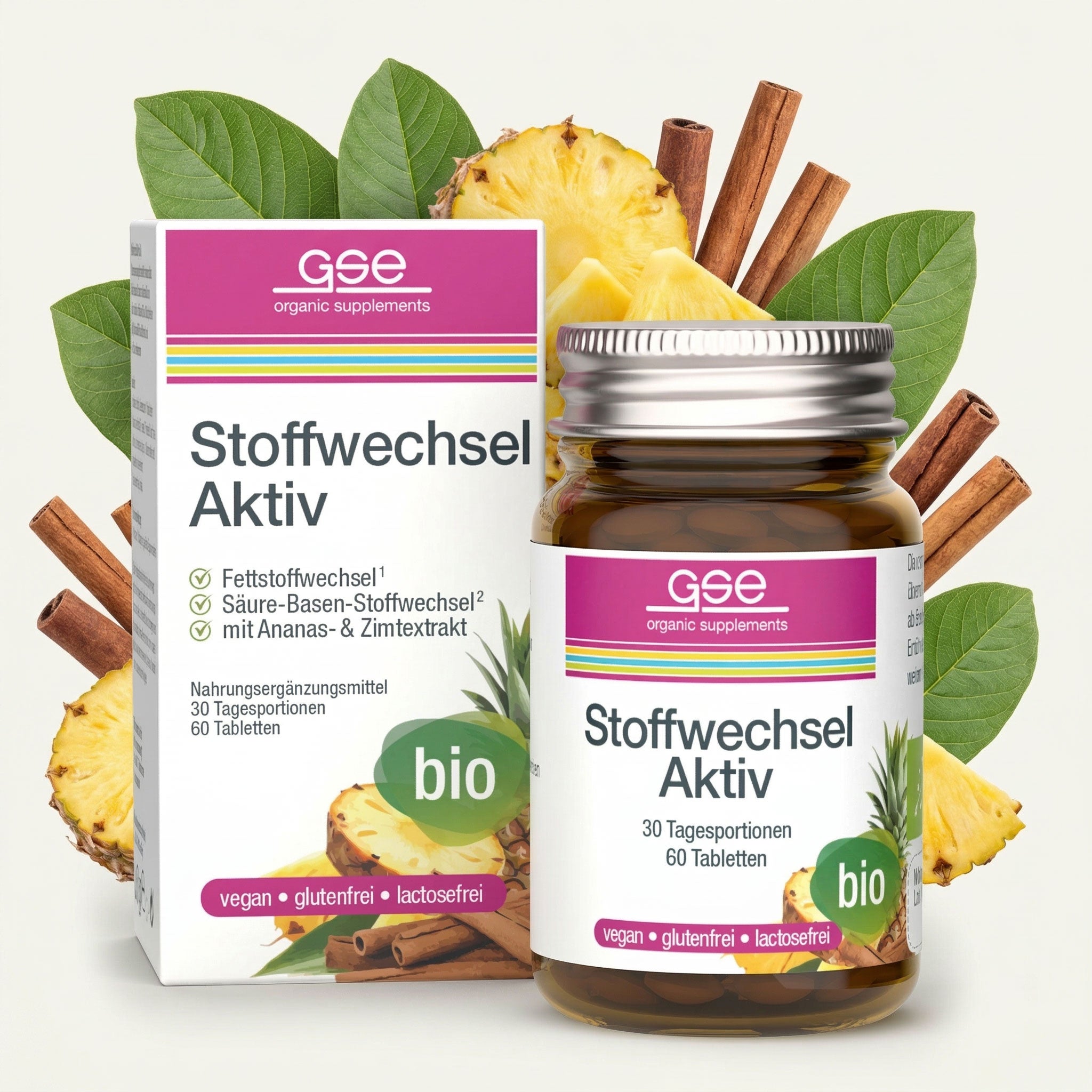 Eine Flasche und eine Schachtel mit Nahrungsergänzungsmitteln von GSE Stoffwechsel Aktiv werden mit Ananasscheiben, Zimtstangen, grünen Blättern und einem weißen Hintergrund präsentiert. Die Etiketten heben Bio, Vegan, Glutenfrei und Laktosefrei hervor.