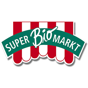 Das Logo zeigt eine rot-weiß gestreifte Markise mit einem grünen Banner darüber. Auf dem Banner steht in weißer Farbe der Schriftzug Super Bio Markt, wobei Bio kursiv geschrieben ist.