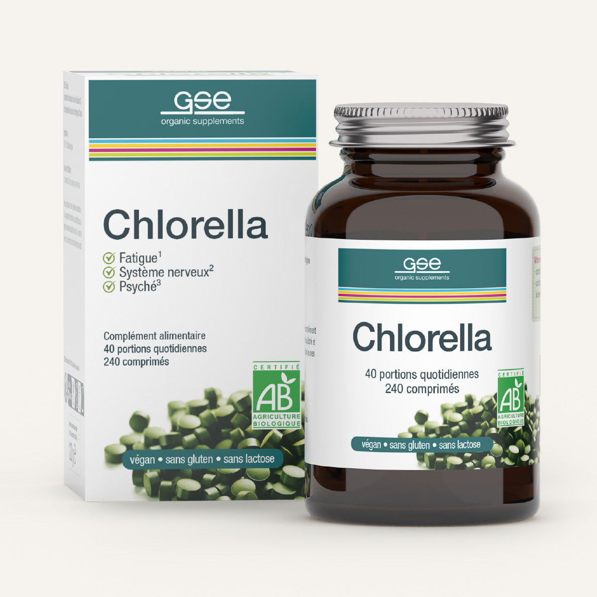 Eine Flasche und eine Schachtel gse.organic.supplements Chlorella (Tabletten) FR, in weißer Verpackung mit grünen Akzenten, in französischer Sprache beschriftet als vegan, glutenfrei, mit zusätzlichem B12 zur Unterstützung von Müdigkeit, Nervensystem und Psyche.
