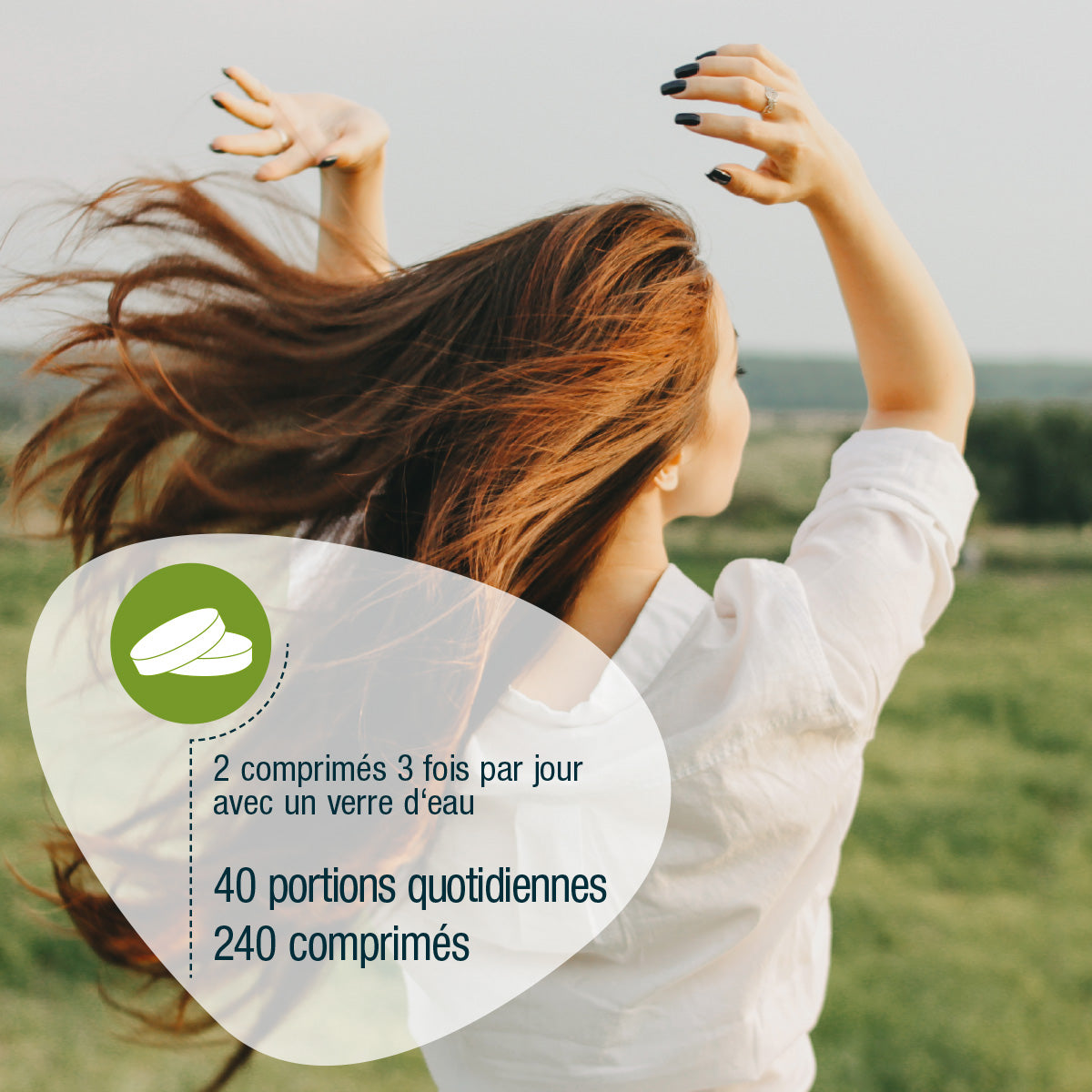 Eine Frau mit langen braunen Haaren und einer weißen Bluse steht mit erhobenen Armen in einem Feld. Überlagerter französischer Text gibt Dosierungsinformationen für gse.organic.supplements Chlorella (Tabletten) FR: 40 portions quotidiennes, 240 comprimés.