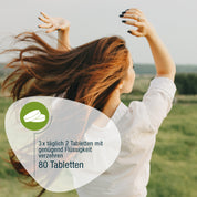 Eine Frau mit langen Haaren tanzt auf einer grünen Wiese. Der eingeblendete deutsche Text zeigt die Dosierungsanleitung für Naturland Bio Chlorella (Tabletten) von gse.organic.supplements mit Vitamin B12, sowie eine Abbildung von Tabletten und die Hervorhebung "80 Tabletten".