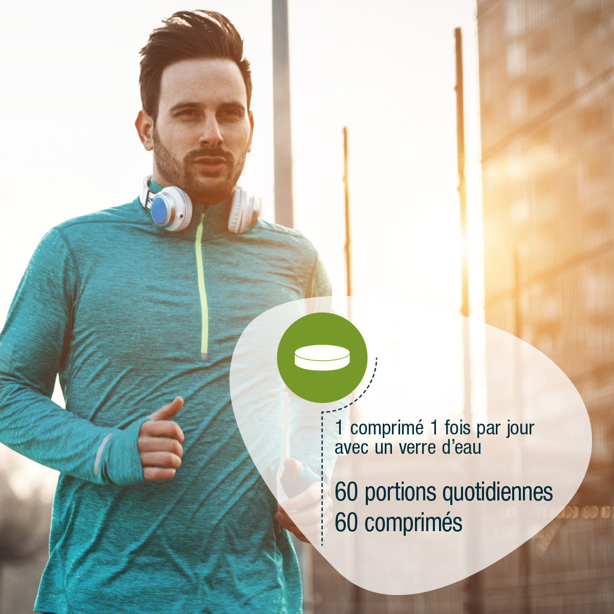 Ein Mann in einem blaugrünen sportlichen Oberteil joggt im Freien mit Kopfhörern um den Hals. Der französische Text stellt Selen Compact (Bio) FR von gse.organic.supplements vor: 1 Tablette täglich mit Wasser, 60 Tabletten, mit natürlichem Selen, 60 Tagesportionen.