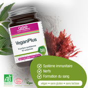 Eine Flasche VeganPlus (Bio) FR von gse.organic.supplements ist auf einer weißen Fläche mit grünen Blättern und roten Algen. Der Text weist auf Vorteile für das Immunsystem, die Nerven und die Blutbildung hin. Etiketten: vegan, glutenfrei, laktosefrei, bio-zertifiziert.
