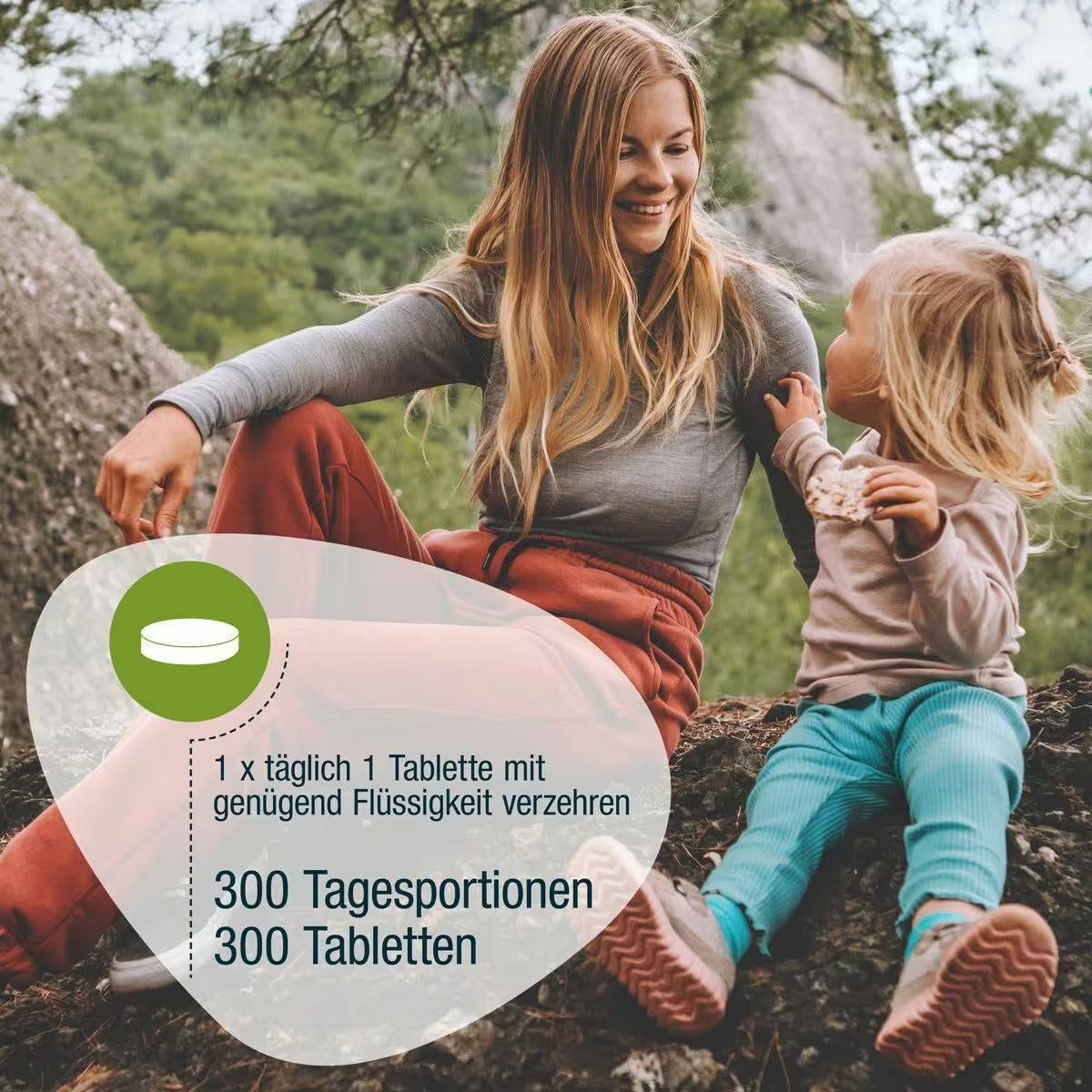 Eine lächelnde Frau und ein Kind sitzen draußen und teilen sich einen Snack. Deutsche Textüberlagerung wirbt für gse.organic.supplements Vitamin D Compact (Bio): 1x täglich 1 Tablette mit ausreichend Flüssigkeit einnehmen. 300 Tabletten, reicht für 300 Tage.