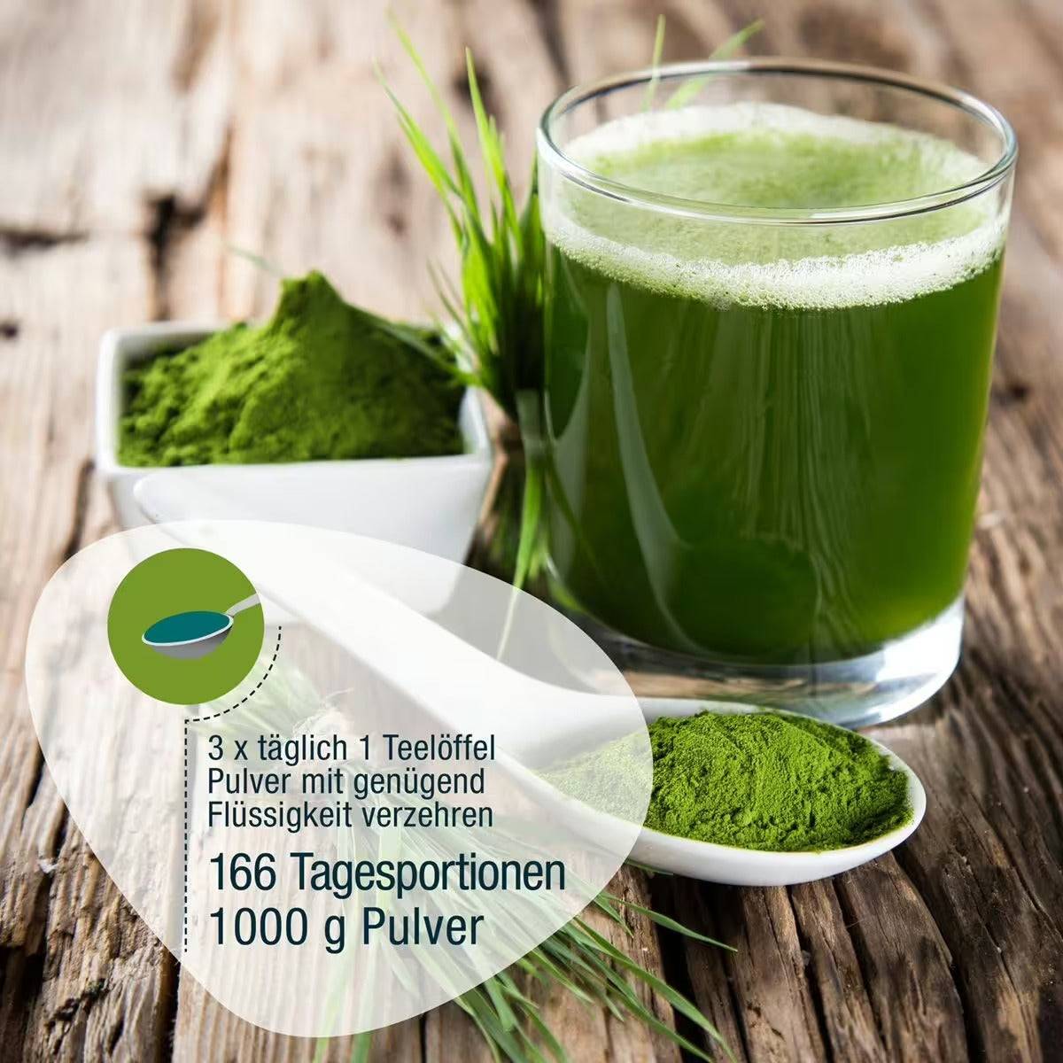 Ein Glas grüner Saft steht auf einem Holztisch neben zwei weißen Schüsseln und einem Löffel mit Gerstengras Pulver (Bio) von gse.organic.supplements. Im Hintergrund sind grüne Grashalme zu sehen; Der deutsche Text behandelt nachhaltige Kultivierung, Dosierung und Portionen.